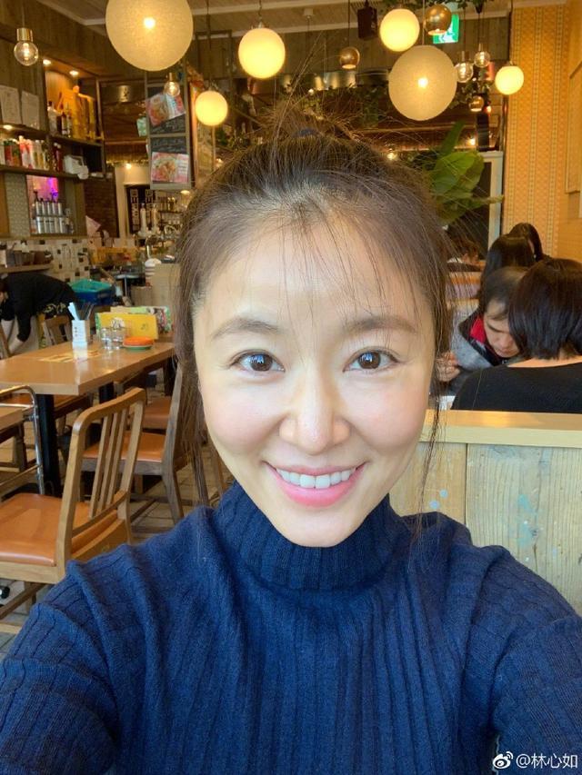 林心如素颜现身春晚,双马尾显嫩,网友:双下巴遮不住岁月的摧残