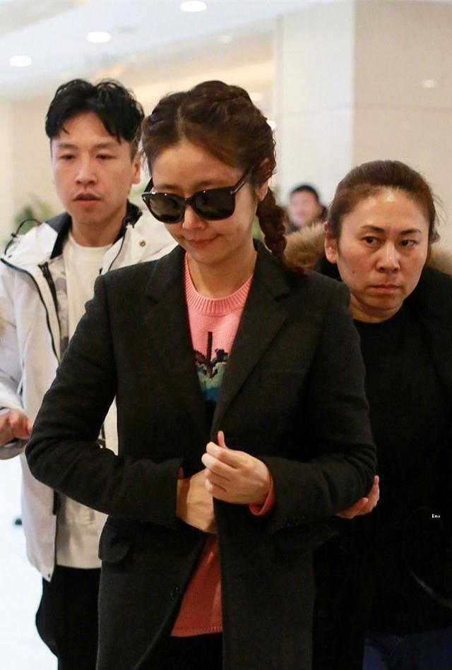 林心如素颜现身春晚,双马尾显嫩,网友:双下巴遮不住岁月的摧残