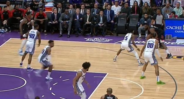 碰瓷!哈登遭两万人嘘,造犯规,躲都躲不开!