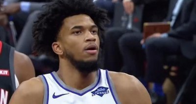 ​碰瓷！哈登遭两万人嘘，造犯规，躲都躲不开！