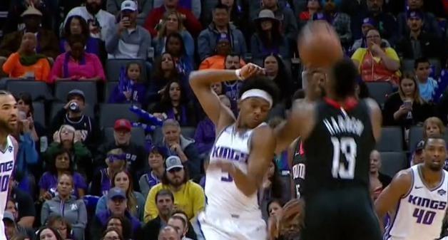 碰瓷!哈登遭两万人嘘,造犯规,躲都躲不开!