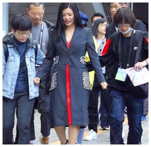 陈妍希胖回“包子脸”,双下巴明显脸蛋圆,网友称幸福肥