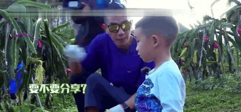 小吃货Jasper吃个火龙果竟吃出了梁朝伟同款“腊肠嘴”