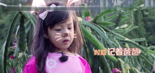 小吃货Jasper吃个火龙果竟吃出了梁朝伟同款“腊肠嘴”