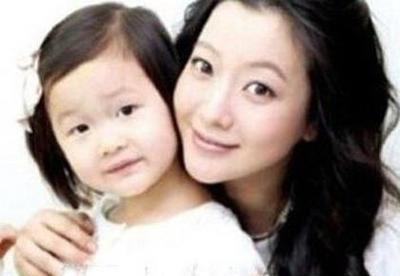 金喜善因女儿长得丑被质疑整容,如今女儿变成了小美女,打脸网友