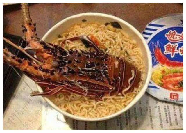 台湾“专家”嘲讽大陆吃不起榨菜,网友纷纷晒照,有力的回击