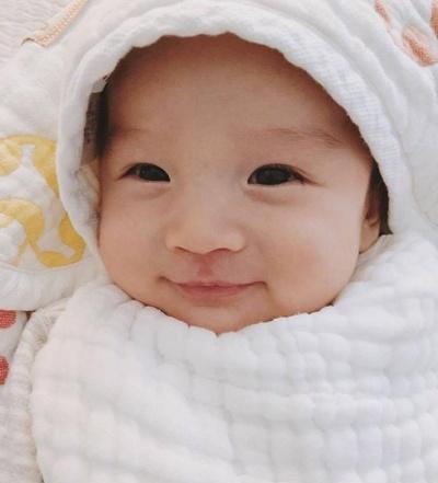 魏如萱晒三个月的儿子,面带笑容非常萌,网友太可爱了!