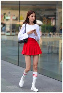 ​街拍：秀丽长腿女孩，性感的百褶裙，秀出好身材！