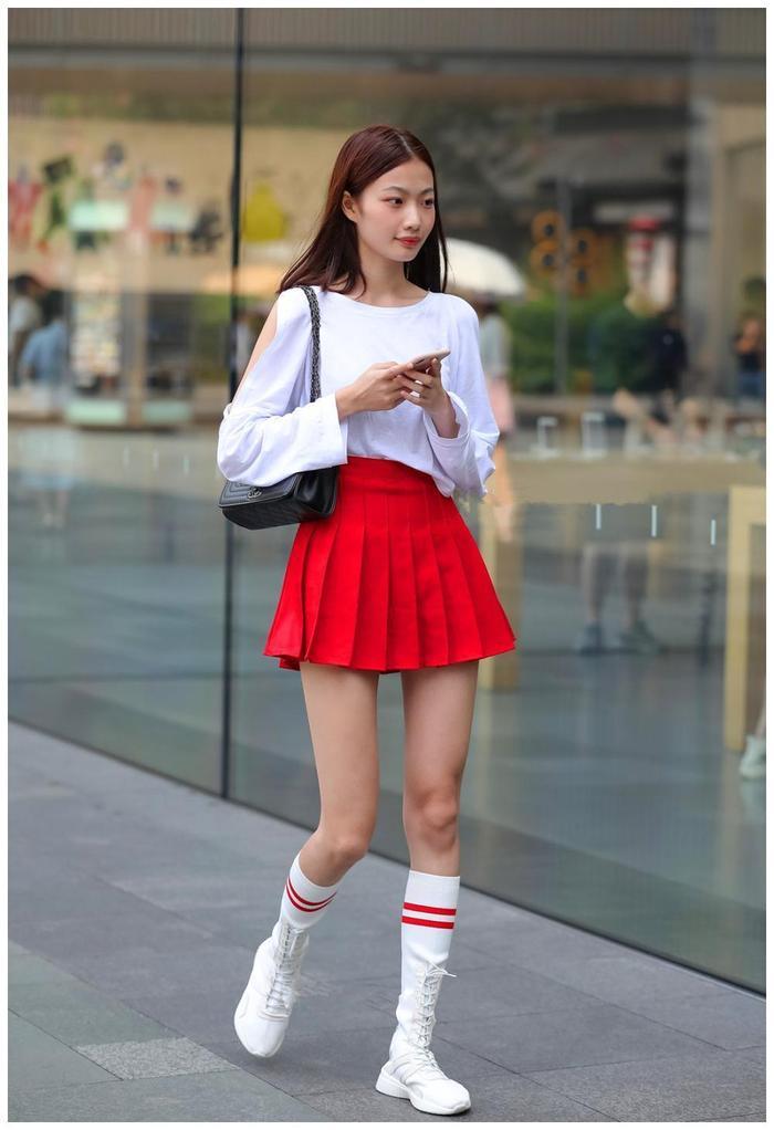 街拍:秀丽长腿女孩,性感的百褶裙,秀出好身材!