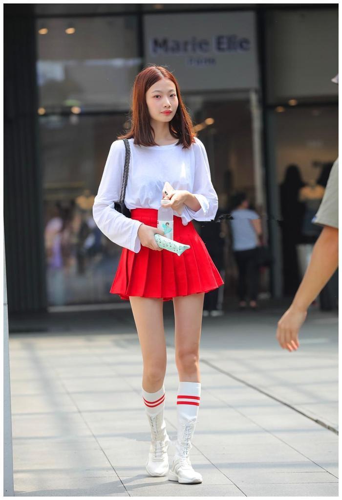 街拍:秀丽长腿女孩,性感的百褶裙,秀出好身材!