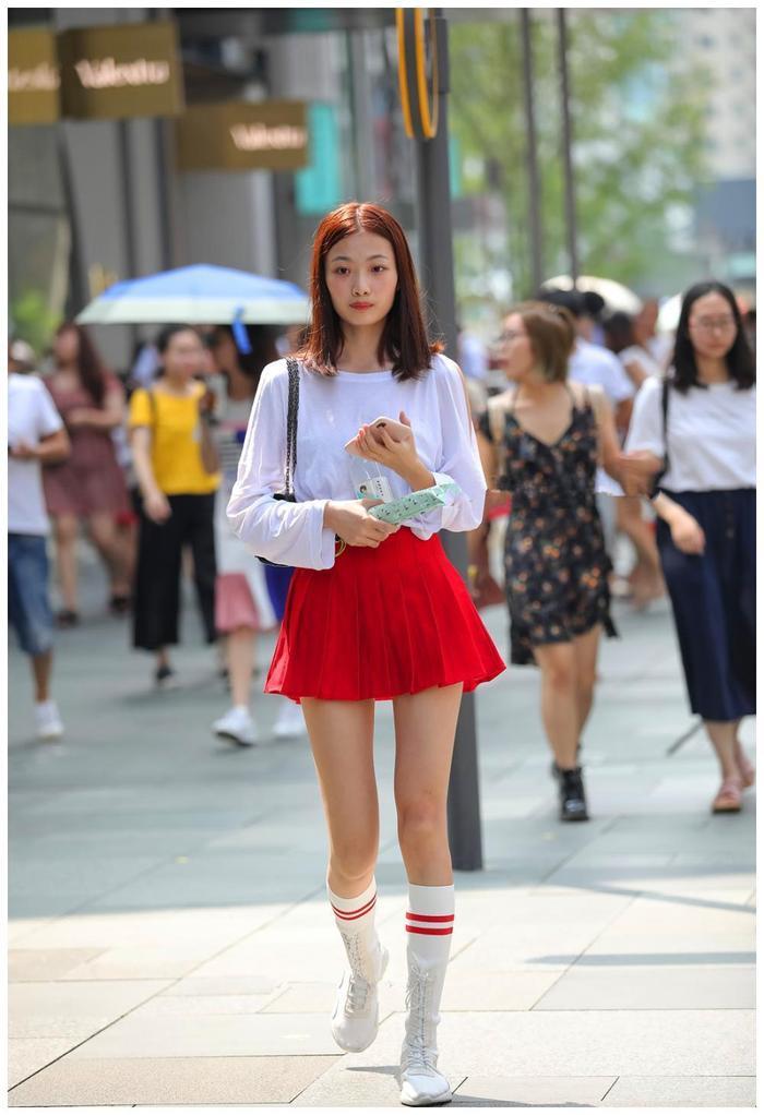 街拍:秀丽长腿女孩,性感的百褶裙,秀出好身材!