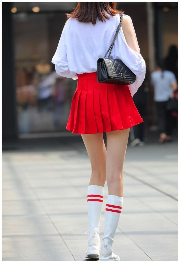 街拍:秀丽长腿女孩,性感的百褶裙,秀出好身材!