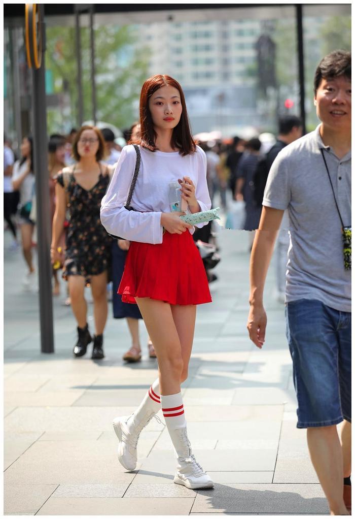 街拍:秀丽长腿女孩,性感的百褶裙,秀出好身材!