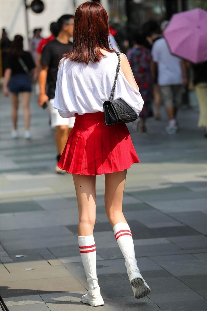 街拍:秀丽长腿女孩,性感的百褶裙,秀出好身材!