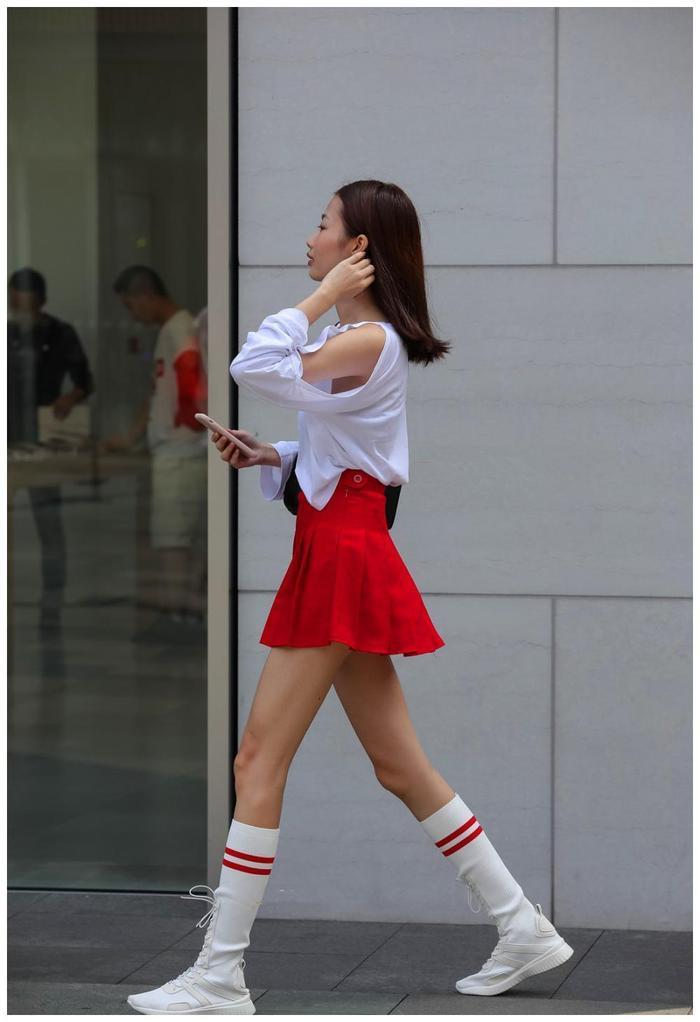 街拍:秀丽长腿女孩,性感的百褶裙,秀出好身材!