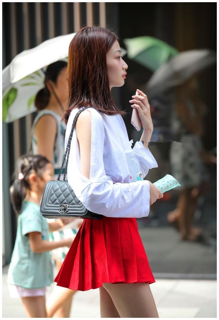 街拍:秀丽长腿女孩,性感的百褶裙,秀出好身材!