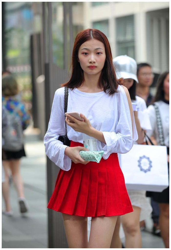 街拍:秀丽长腿女孩,性感的百褶裙,秀出好身材!