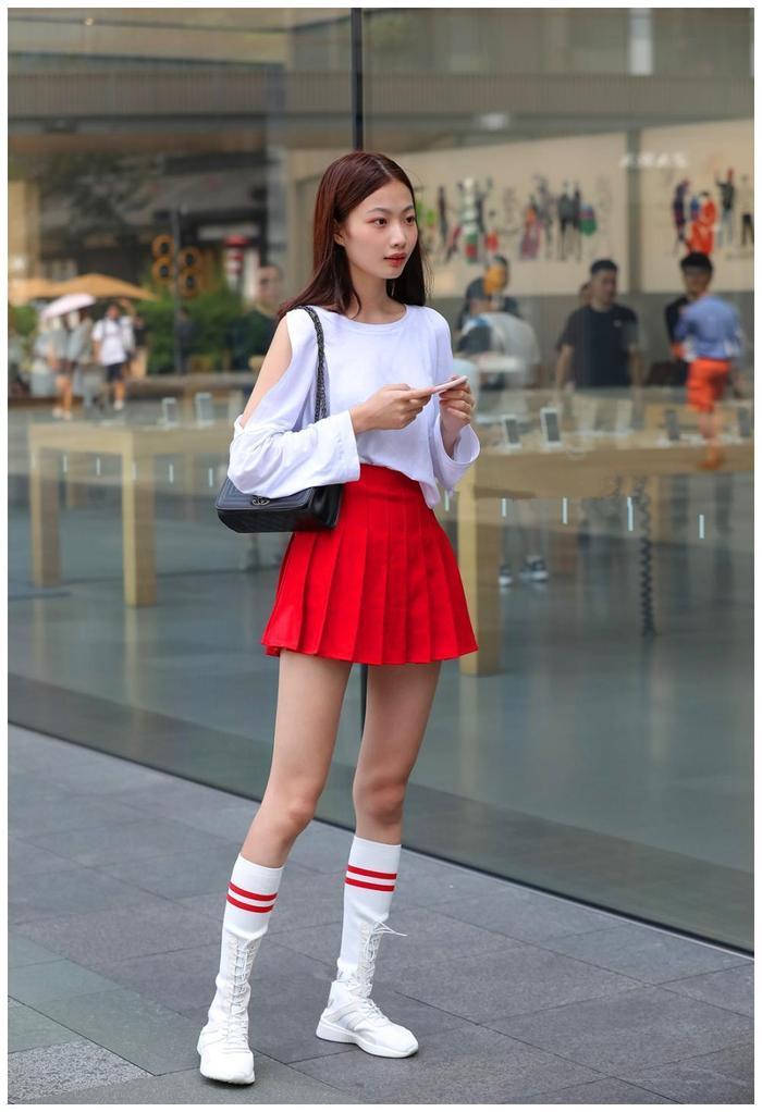 街拍:秀丽长腿女孩,性感的百褶裙,秀出好身材!