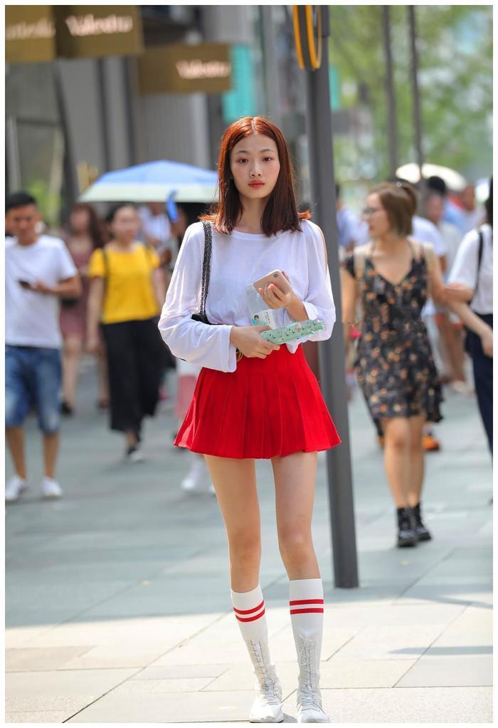 街拍:秀丽长腿女孩,性感的百褶裙,秀出好身材!