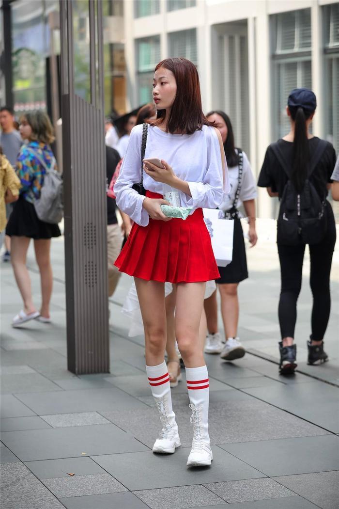 街拍:秀丽长腿女孩,性感的百褶裙,秀出好身材!