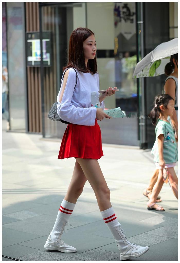 街拍:秀丽长腿女孩,性感的百褶裙,秀出好身材!