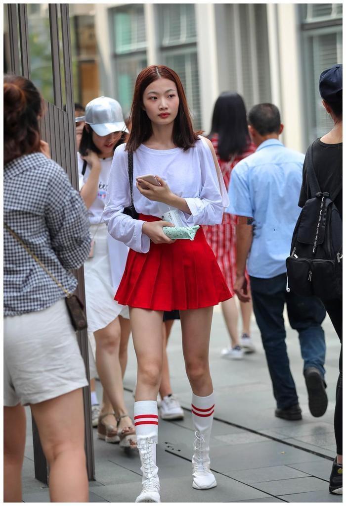 街拍:秀丽长腿女孩,性感的百褶裙,秀出好身材!