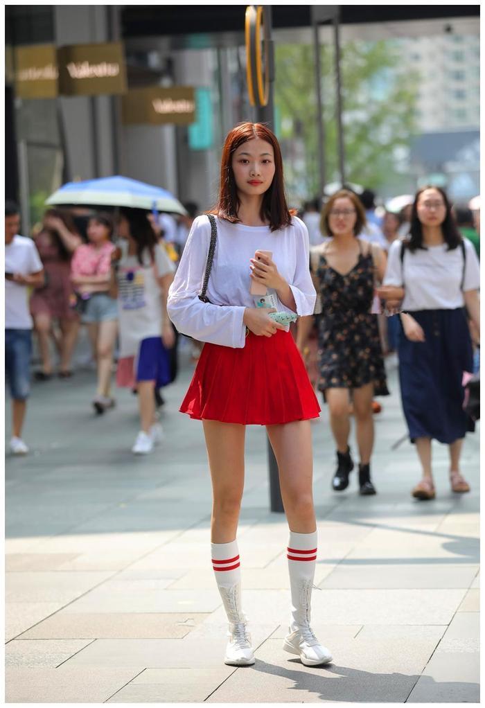 街拍:秀丽长腿女孩,性感的百褶裙,秀出好身材!