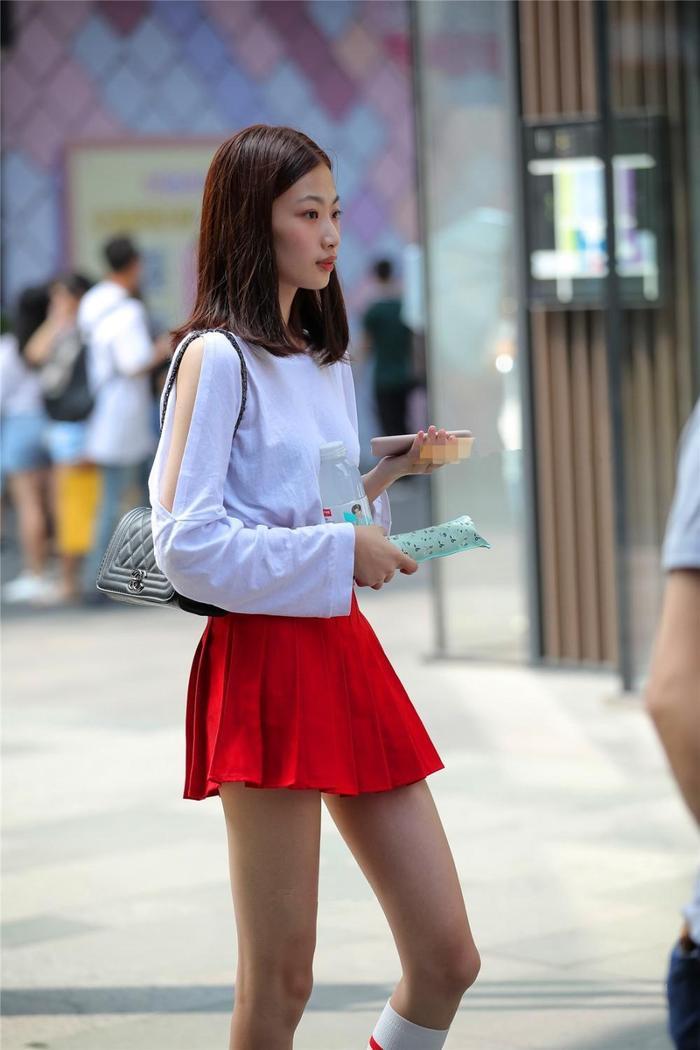 街拍:秀丽长腿女孩,性感的百褶裙,秀出好身材!