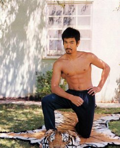 ​李小龙变态身体肌肉照：体脂含量仅3%，一秒可打出9拳，踢出6脚