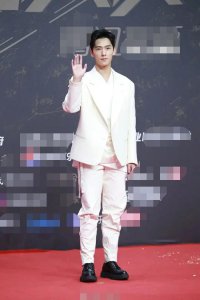 ​29岁杨洋少年感流失严重，颧骨凸出发腮严重，身材再次被吐槽