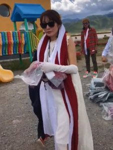 ​53岁张敏近照罕曝！皮肤白嫩瘦成纸片人，一双鞋上万元