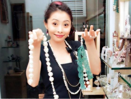 演员梁靖琪庆生,TVB昔日小花齐聚一堂,佘诗曼高颜值抢镜