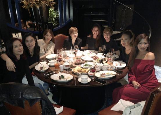 演员梁靖琪庆生,TVB昔日小花齐聚一堂,佘诗曼高颜值抢镜