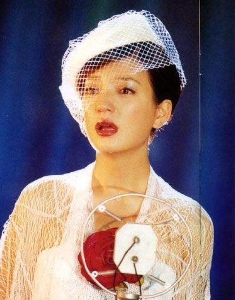 邢菲太矮不适合演陆依萍,导演强制让她穿上后,网友:翻版赵薇?