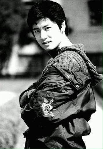 他是那年花开的赵萌萌,如今女友被拍,羽绒服搭配光腿太时尚!