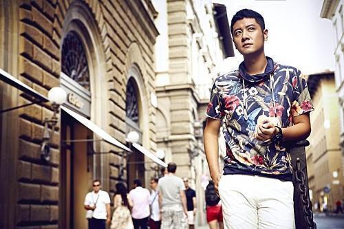 他是那年花开的赵萌萌,如今女友被拍,羽绒服搭配光腿太时尚!