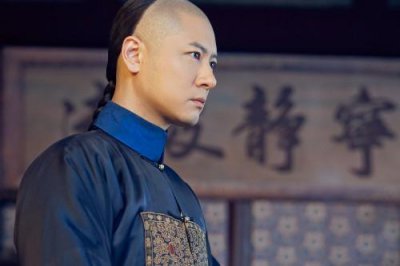 ​他是那年花开的赵萌萌，如今女友被拍，羽绒服搭配光腿太时尚！