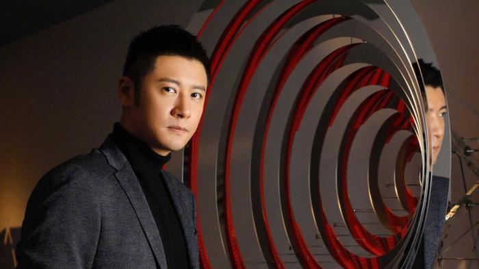 他是那年花开的赵萌萌,如今女友被拍,羽绒服搭配光腿太时尚!