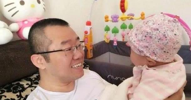 看过涂磊老婆的照片。再看孟非老婆的, 网友: 是真爱吧!