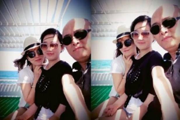 看过涂磊老婆的照片。再看孟非老婆的, 网友: 是真爱吧!