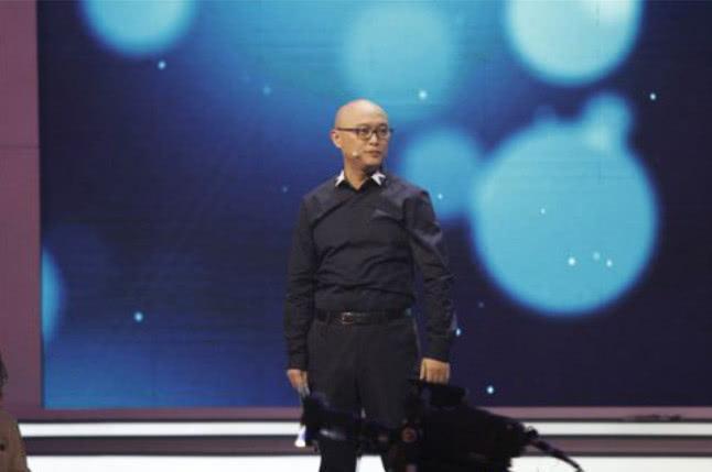 看过涂磊老婆的照片。再看孟非老婆的, 网友: 是真爱吧!