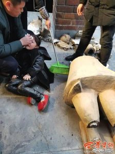 ​女童被山寨兵马俑砸断腿