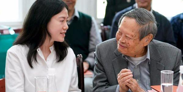 翁帆比杨振宁小54岁,嫁给他目的何在,他们之间是爱情吗?