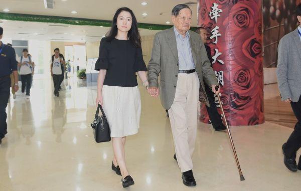 翁帆比杨振宁小54岁,嫁给他目的何在,他们之间是爱情吗?