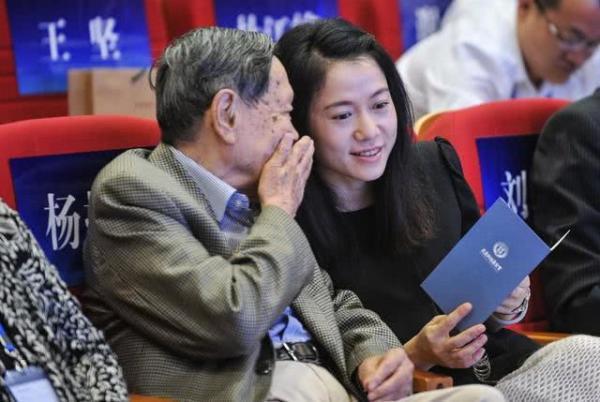 翁帆比杨振宁小54岁,嫁给他目的何在,他们之间是爱情吗?