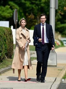 ​伊万卡到婆家过节，罕见和超模妯娌小KK聊天，1米8的优势瞬间消失