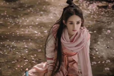 ​“跑龙套”出身的巨星都有谁？赵丽颖不算啥？竟还有喜剧之王