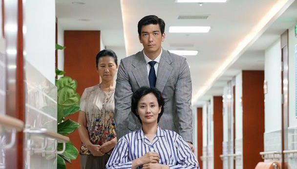 “儿子”是当红明星，女儿是奥运冠军，如今51岁风韵犹存