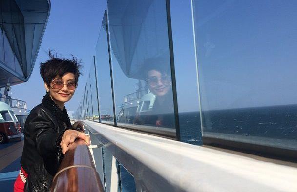 “儿子”是当红明星，女儿是奥运冠军，如今51岁风韵犹存