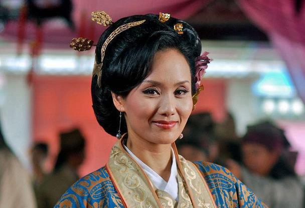 “儿子”是当红明星，女儿是奥运冠军，如今51岁风韵犹存